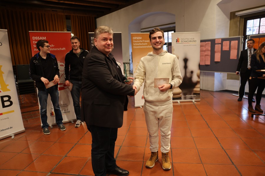 Ingo Thorn überreichte IM Yevhenii Yelisieiev seinen Preis zum 3. Platz