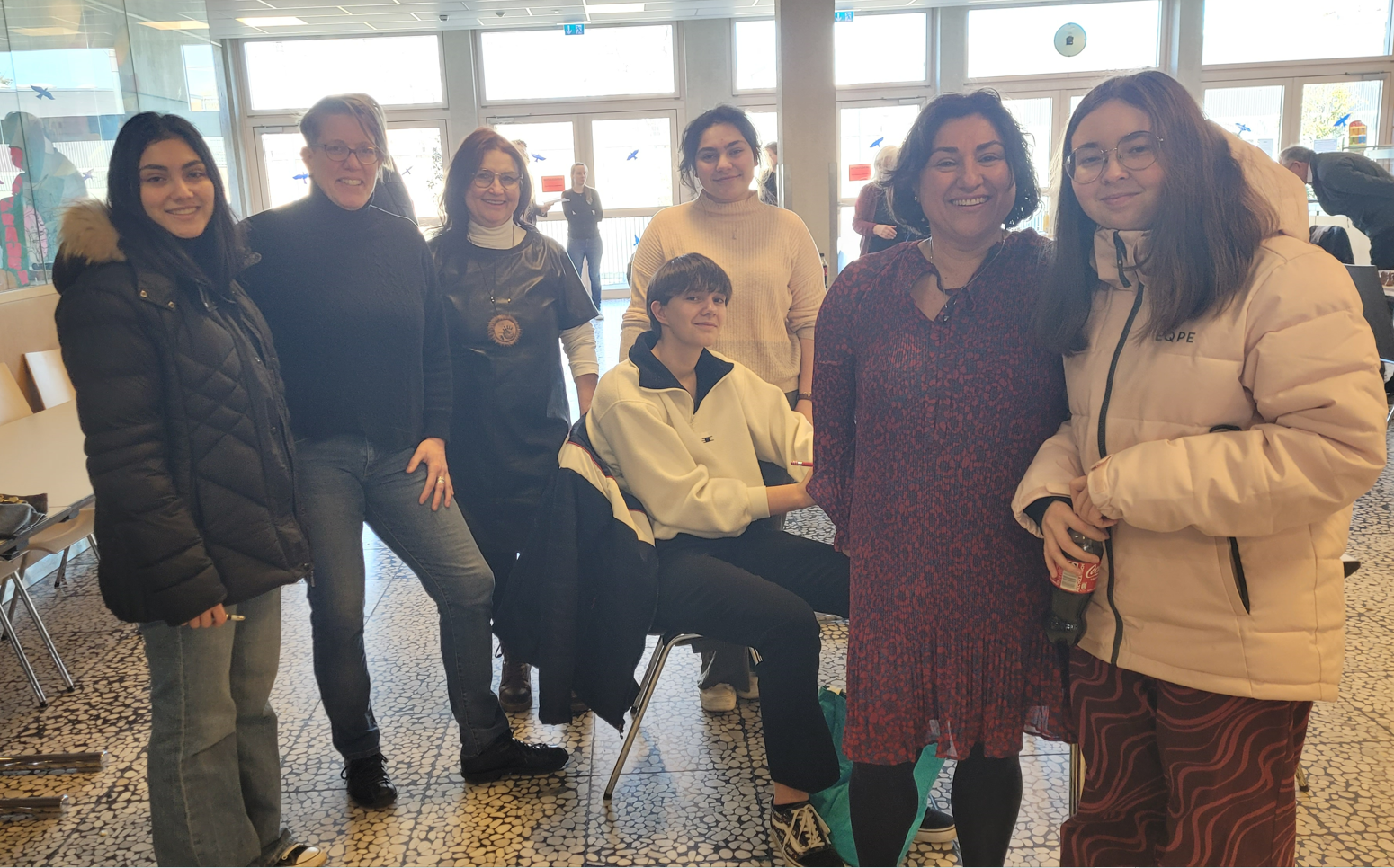 Unsere Mannschaft in Freiburg v.l.: Neşe, Petra, Olga, Berrak, Lisa A., Aylin, Liza Hr.