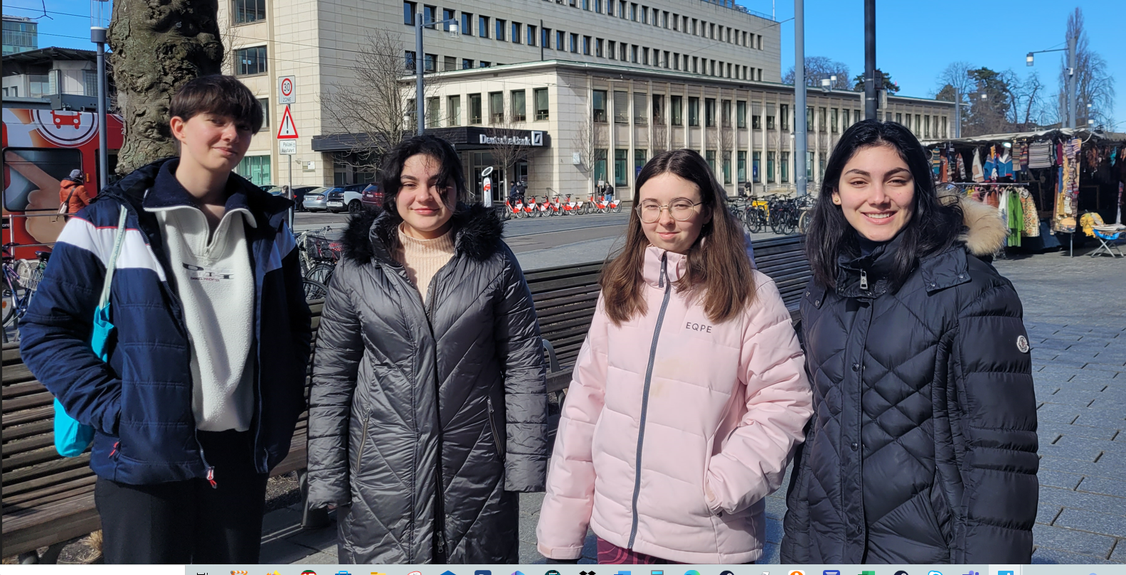 Unsere jugendlichen Spielerinnen unterwegs zum Spielsaal vor dem Spiel gegen Freiburg v.l: Lisa A., Berrak, Liza Hr., Neşe