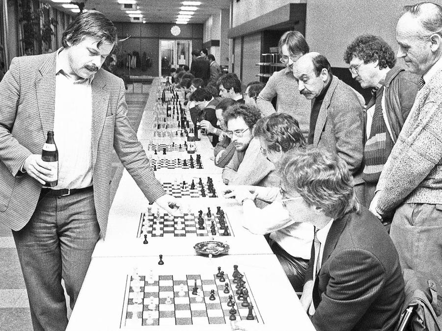 Vlastimil Hort -  Simultan 1984 in der Fürther Grundig Kantine. Foto: Knut Meyer